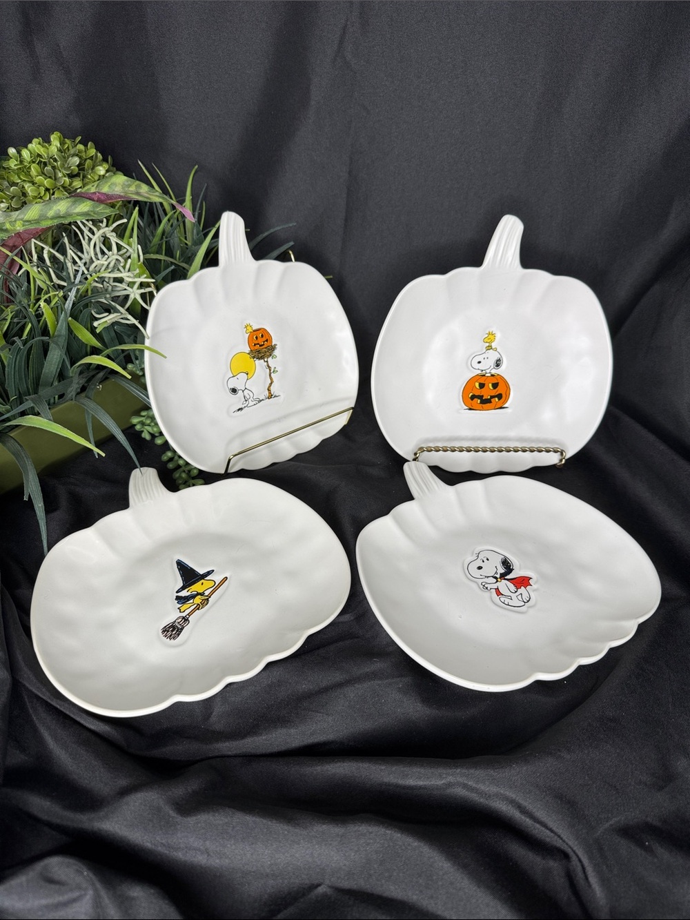 Set of 4 William Sonoma Peanuts Snoopy and the Great Pumpkin Halloween Plates